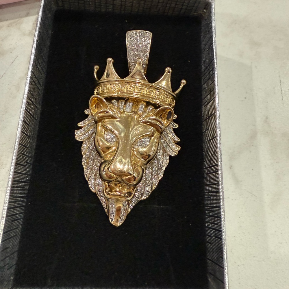 Ashcroft & Oak Lion Silhouette Diamond Crown 1.35ctw Pendant in 10k Yellow Gold